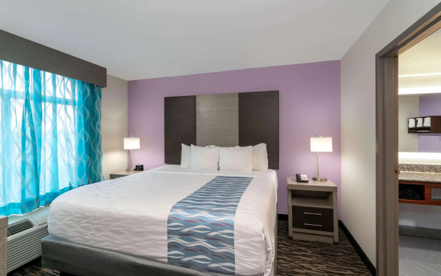 photo 5 of La Quinta Inn & Suites by Wyndham Clarksville
