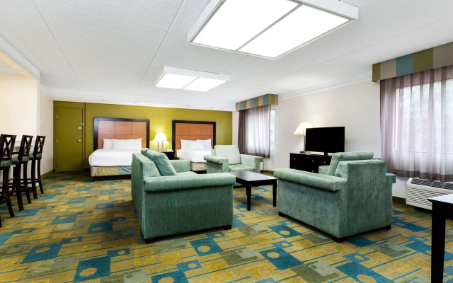 photo 2 of La Quinta Inn & Suites by Wyndham St. Pete-Clearwater Airpt