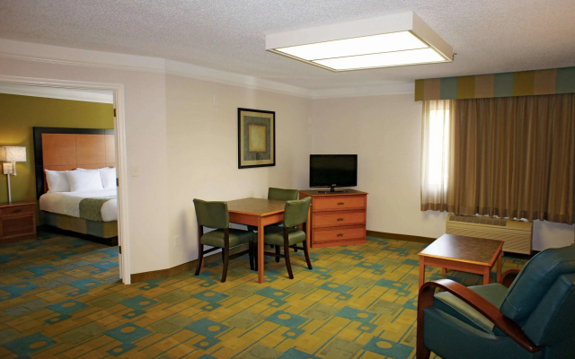 photo 3 of La Quinta Inn & Suites by Wyndham St. Pete-Clearwater Airpt