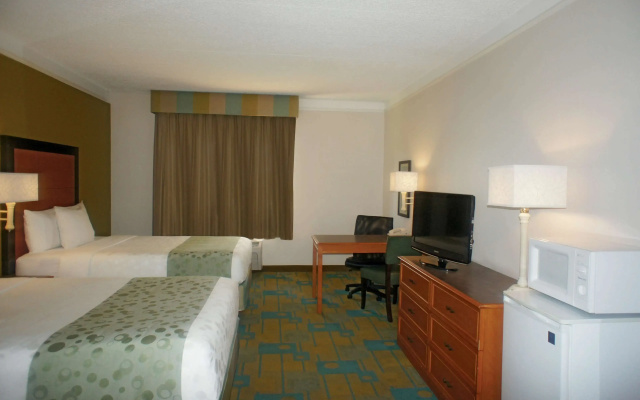 photo 4 of La Quinta Inn & Suites by Wyndham St. Pete-Clearwater Airpt
