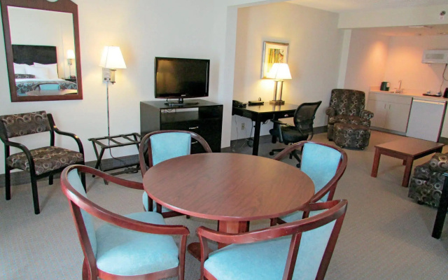 photo 3 of La Quinta Inn & Suites by Wyndham Clearwater South