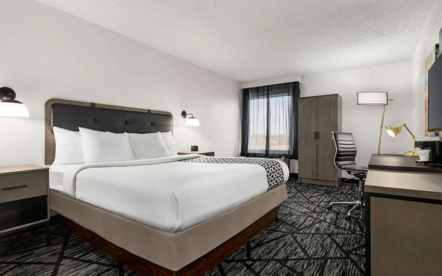 photo 4 of La Quinta Inn & Suites by Wyndham Cleveland Airport West