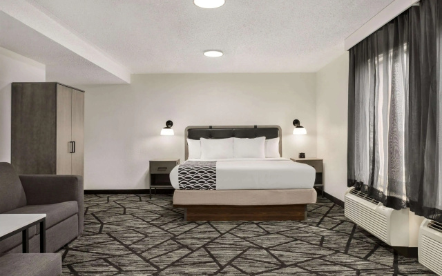 photo 5 of La Quinta Inn & Suites by Wyndham Cleveland Airport West