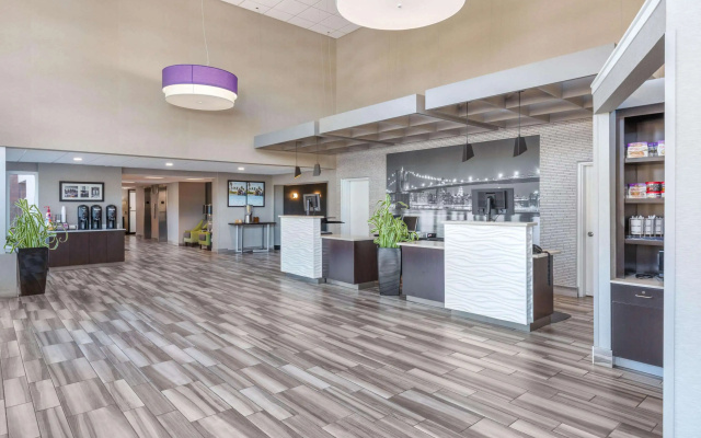 photo 2 of La Quinta Inn & Suites by Wyndham Clifton/Rutherford