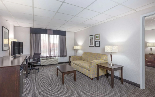 photo 5 of La Quinta Inn & Suites by Wyndham Clifton/Rutherford