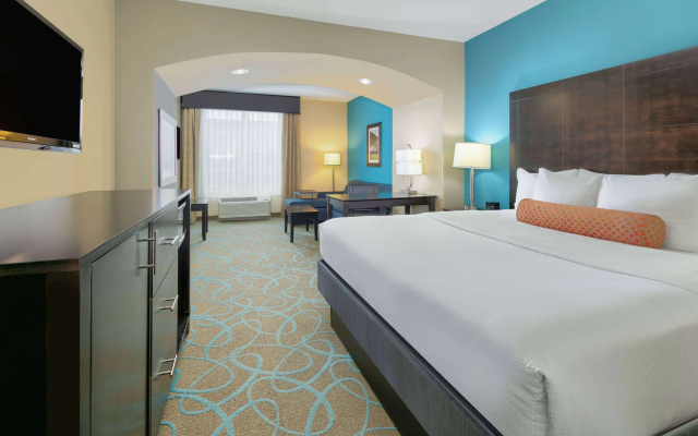 photo 5 of La Quinta Inn & Suites by Wyndham Clinton Historic Route 66