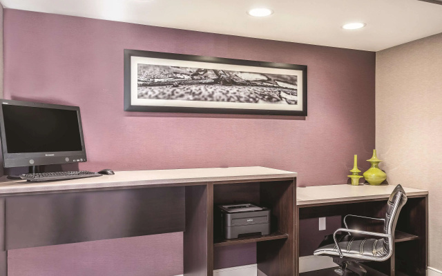 photo 3 of La Quinta Inn & Suites by Wyndham Columbia / Fort Meade