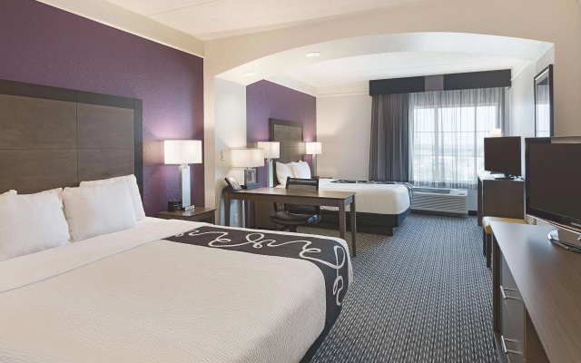 photo 3 of La Quinta Inn & Suites by Wyndham Arlington North 6 Flags Dr