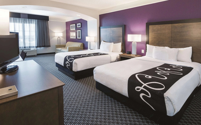 photo 4 of La Quinta Inn & Suites by Wyndham Arlington North 6 Flags Dr