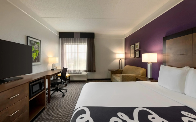 photo 5 of La Quinta Inn & Suites by Wyndham Arlington North 6 Flags Dr