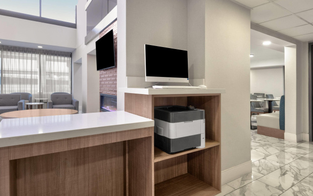 photo 3 of La Quinta Inn & Suites by Wyndham Dallas I-35 Walnut Hill Ln