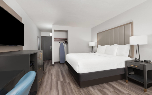 photo 4 of La Quinta Inn & Suites by Wyndham Dallas I-35 Walnut Hill Ln