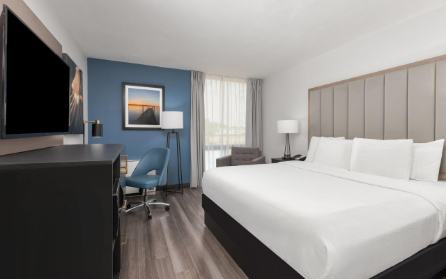 photo 5 of La Quinta Inn & Suites by Wyndham Dallas I-35 Walnut Hill Ln