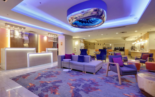 photo 2 of La Quinta Inn & Suites by Wyndham Dallas Love Field