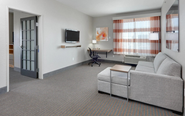photo 3 of La Quinta Inn & Suites by Wyndham Dallas Love Field