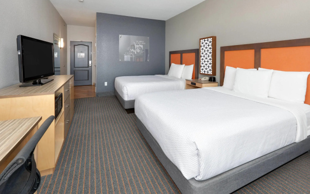 photo 4 of La Quinta Inn & Suites by Wyndham Dallas Love Field