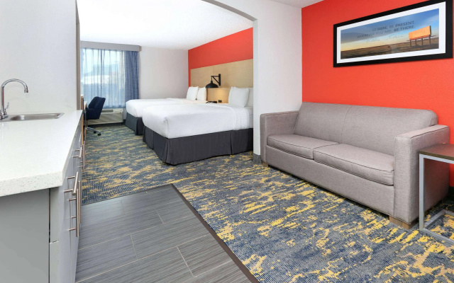 photo 2 of La Quinta Inn & Suites by Wyndham Dallas - Las Colinas