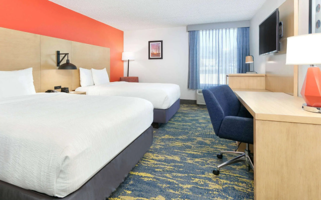 photo 4 of La Quinta Inn & Suites by Wyndham Dallas - Las Colinas