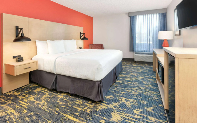 photo 5 of La Quinta Inn & Suites by Wyndham Dallas - Las Colinas