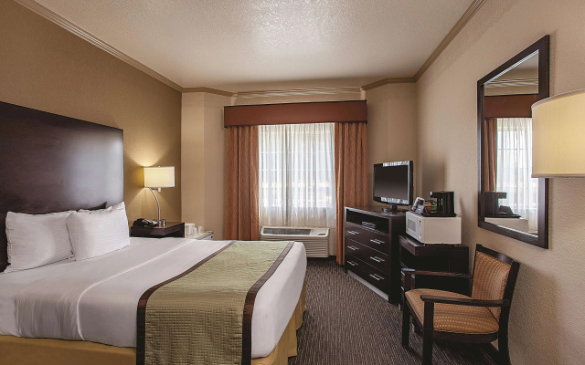 photo 4 of La Quinta Inn & Suites by Wyndham Davis
