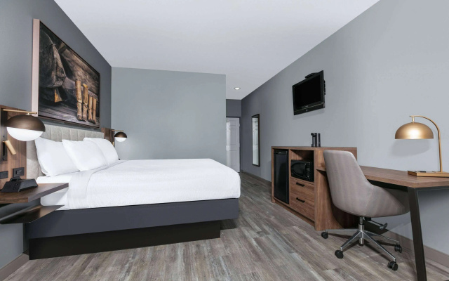 photo 4 of La Quinta Inn & Suites by Wyndham Decatur