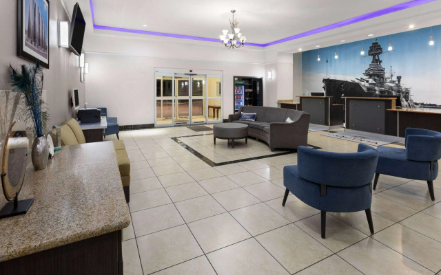 photo 2 of La Quinta Inn & Suites by Wyndham Deer Park