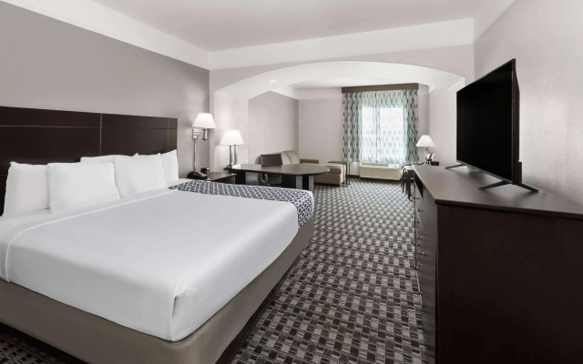 photo 3 of La Quinta Inn & Suites by Wyndham Deer Park