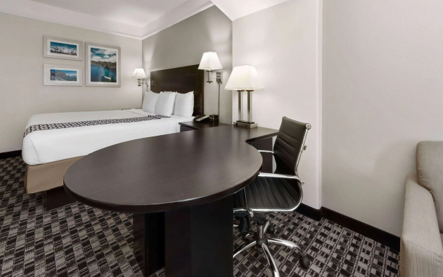 photo 4 of La Quinta Inn & Suites by Wyndham Deer Park
