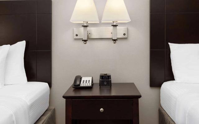 photo 5 of La Quinta Inn & Suites by Wyndham Deer Park