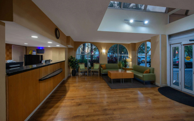 photo 2 of La Quinta Inn & Suites by Wyndham Deerfield Beach I-95