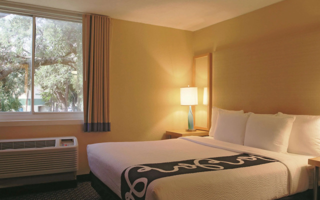 photo 3 of La Quinta Inn & Suites by Wyndham Deerfield Beach I-95