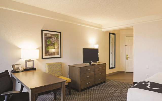 photo 3 of La Quinta Inn & Suites by Wyndham Denver Airport DIA