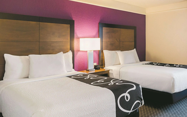 photo 4 of La Quinta Inn & Suites by Wyndham Denver Airport DIA
