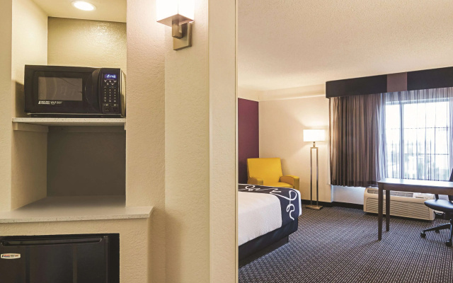 photo 5 of La Quinta Inn & Suites by Wyndham Denver Airport DIA