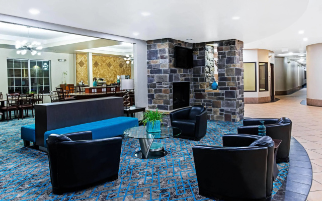 photo 2 of La Quinta Inn & Suites by Wyndham Denver Gateway Park