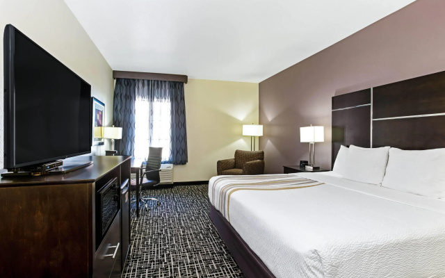 photo 3 of La Quinta Inn & Suites by Wyndham Denver Gateway Park