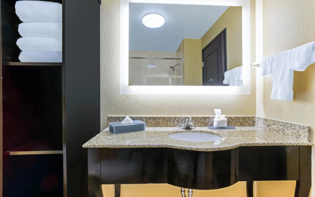 photo 4 of La Quinta Inn & Suites by Wyndham Denver Gateway Park