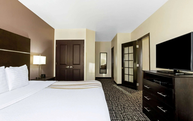 photo 5 of La Quinta Inn & Suites by Wyndham Denver Gateway Park