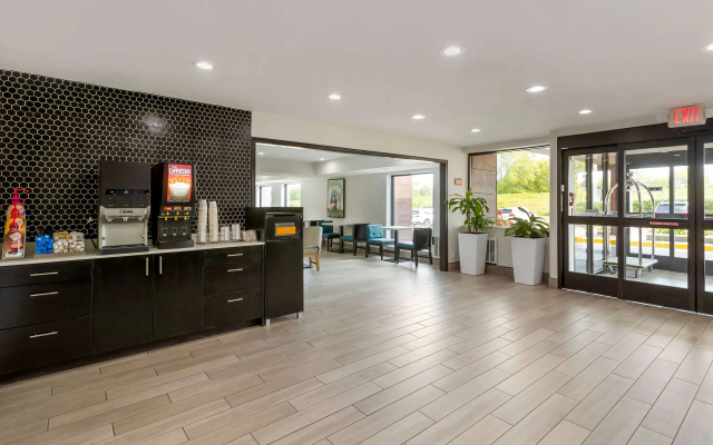 photo 2 of La Quinta Inn & Suites by Wyndham Des Moines West Clive