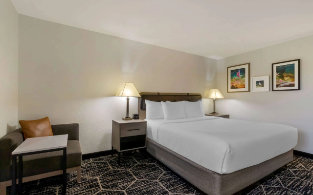 photo 5 of La Quinta Inn & Suites by Wyndham Des Moines West Clive