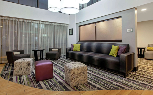 photo 2 of La Quinta Inn & Suites by Wyndham Detroit Metro Airport