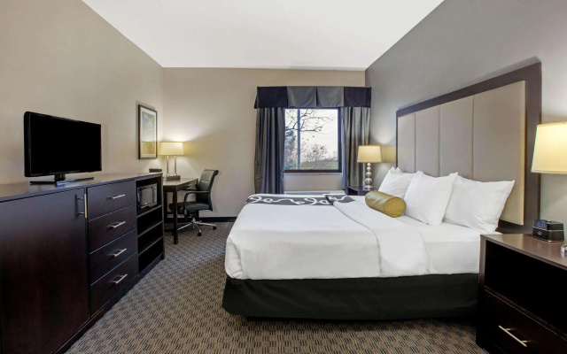 photo 3 of La Quinta Inn & Suites by Wyndham Detroit Metro Airport