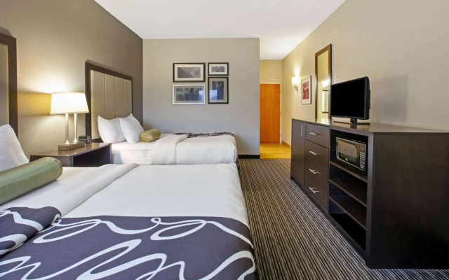 photo 4 of La Quinta Inn & Suites by Wyndham Detroit Metro Airport