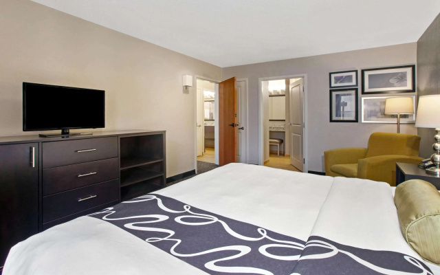 photo 5 of La Quinta Inn & Suites by Wyndham Detroit Metro Airport
