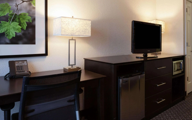 photo 4 of La Quinta Inn & Suites by Wyndham Detroit Utica