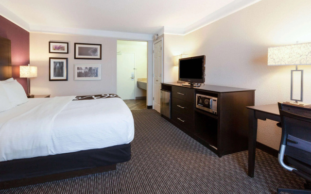 photo 5 of La Quinta Inn & Suites by Wyndham Detroit Utica