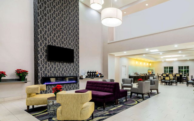 photo 2 of La Quinta Inn & Suites by Wyndham DFW Airport West - Bedford