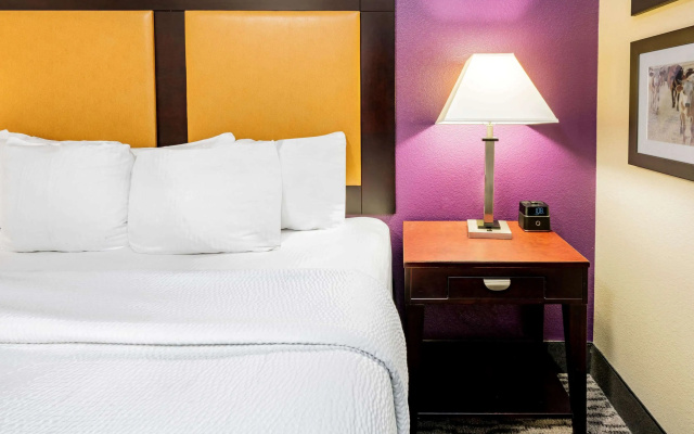 photo 3 of La Quinta Inn & Suites by Wyndham DFW Airport West - Bedford