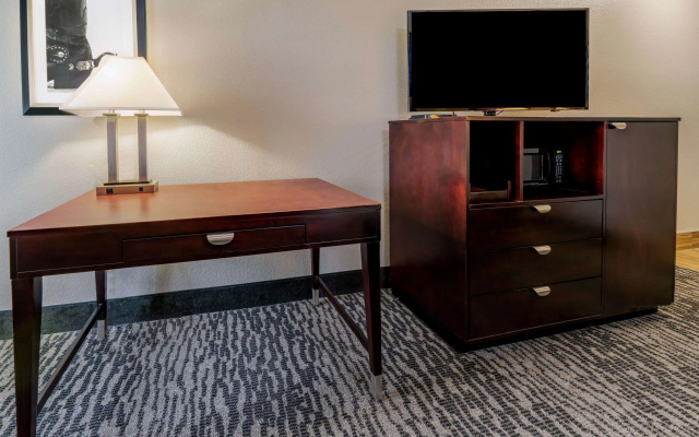 photo 4 of La Quinta Inn & Suites by Wyndham DFW Airport West - Bedford