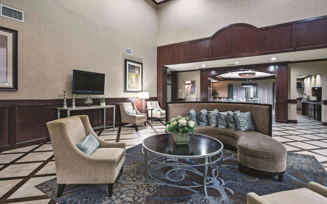 photo 2 of La Quinta Inn & Suites by Wyndham DFW Airport West - Euless